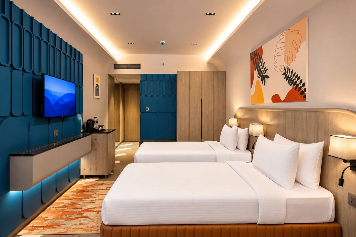 Deluxe Twin Room | In-room safe, desk, laptop workspace, blackout drapes