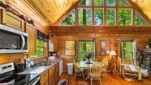 Coffee/tea maker, fridge, microwave, oven - Fallin' in Love: Lose Your Heart in the Smokies (Sevierville)