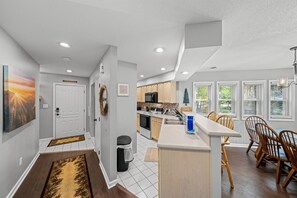 Fridge, microwave, oven, stovetop - Treetop Bungalow: Treetop Views, Dollywood Close (Pigeon Forge)
