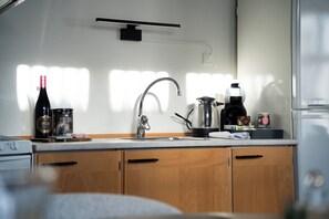 Mini-fridge, oven, espresso maker, coffee/tea maker - Hotel Palads Apartments (Viborg)