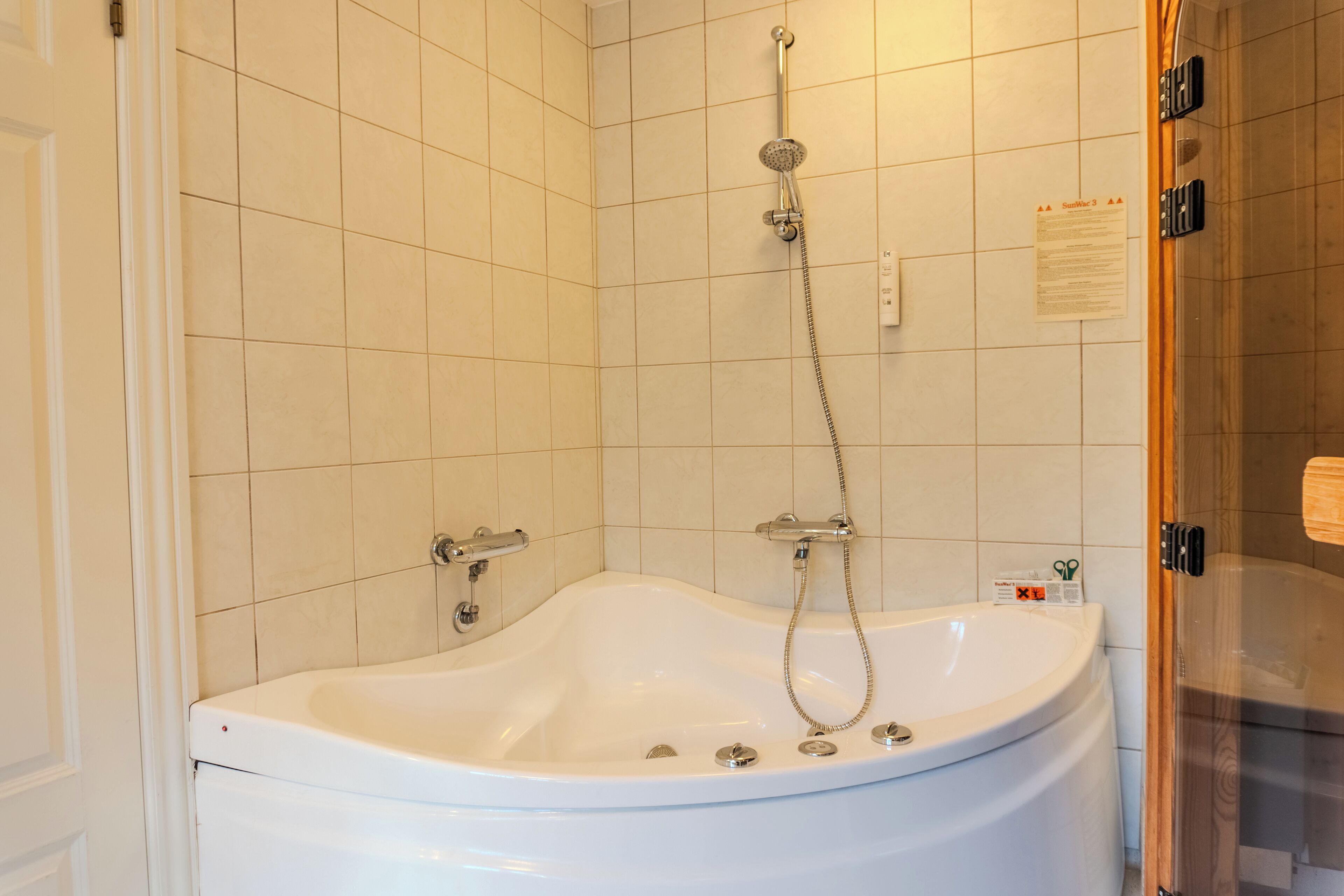 Badkar och dusch, bubbelbadkar, hårtork och handdukar