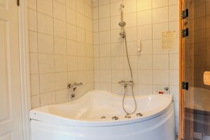 Badewanne und Dusche (separat), Whirlpool, Haartrockner, Handtücher