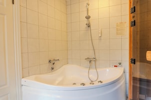 Separate tub and shower, jetted tub, hair dryer, towels