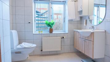 Bañera y ducha independientes, bañera de hidromasaje, secador de pelo