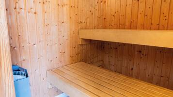 Deluxe-Suite | Badezimmer | Badewanne und Dusche (separat), Whirlpool, Haartrockner, Handtücher