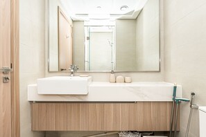 Deluxe Studio | Bathroom | Shower, hair dryer, towels, toilet paper - Luxury StayCation - Azizi Riviera 17 (Dubai)