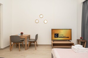 Deluxe Studio | Dining room