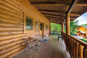 Outdoor dining - The Smoky Mountain Way (Sevierville)