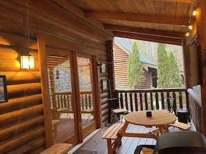 Outdoor dining - The Smoky Mountain Way (Sevierville)