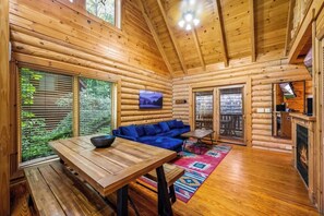 Televisión, chimenea y futbolito 