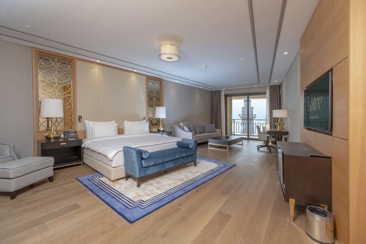 Royal Suite, Sea View | 1 bedroom, minibar, in-room safe, laptop workspace