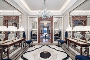 King Suite Sea View | Minibar y caja de seguridad en la habitación 