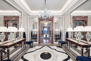 King Suite Sea View | Minibar, in-room safe, laptop workspace, blackout drapes