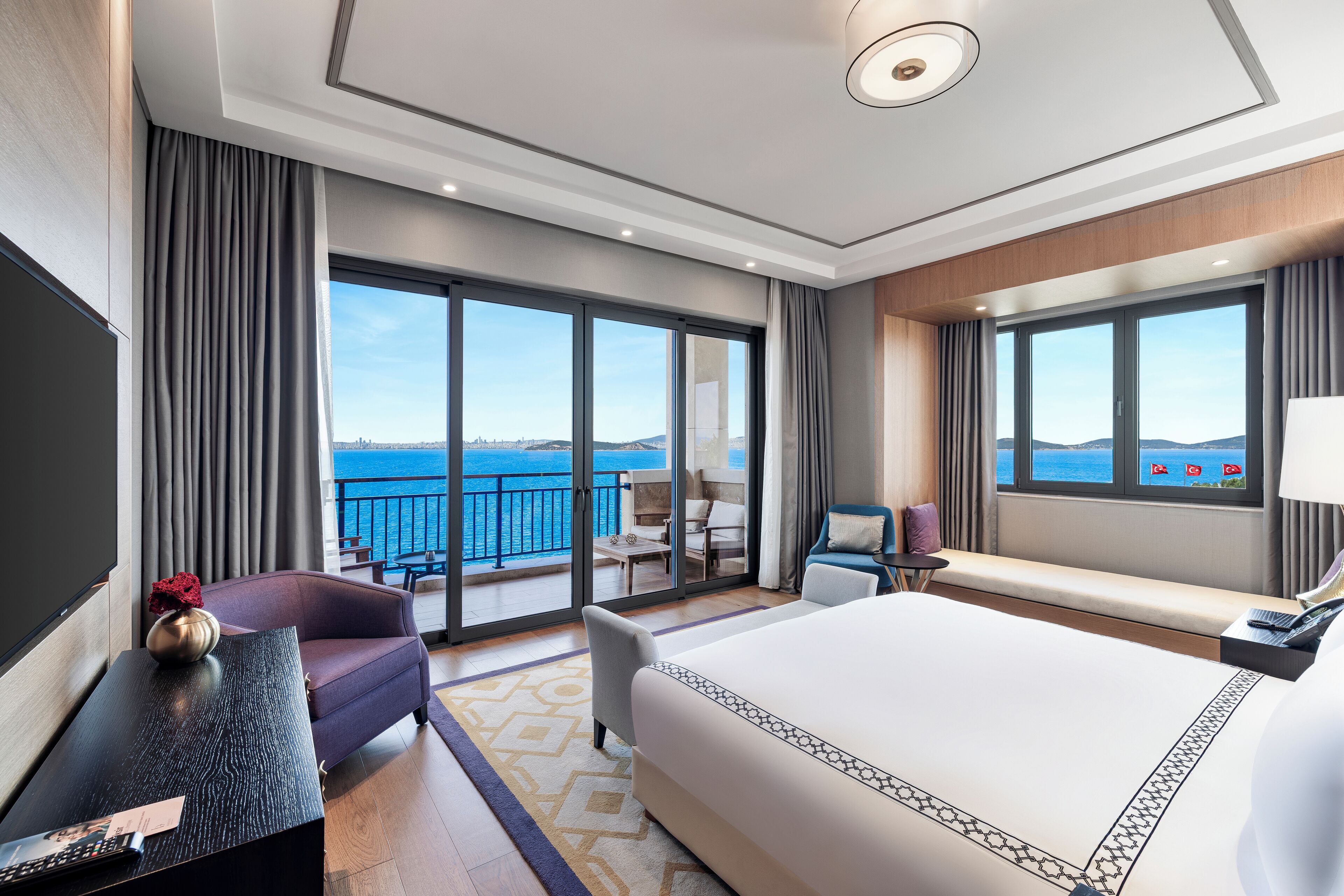 ห้องเอ็กเซกคิวทีฟสวีท, วิวทะเล | มินิบาร์, ตู้นิรภัยในห้องพัก, พื้นที่ทำงานแบบใช้แล็ปท็อป, ผ้าม่านกันแสง