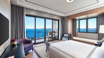 Executive Suite, Sea View | Minibar, in-room safe, laptop workspace, blackout drapes