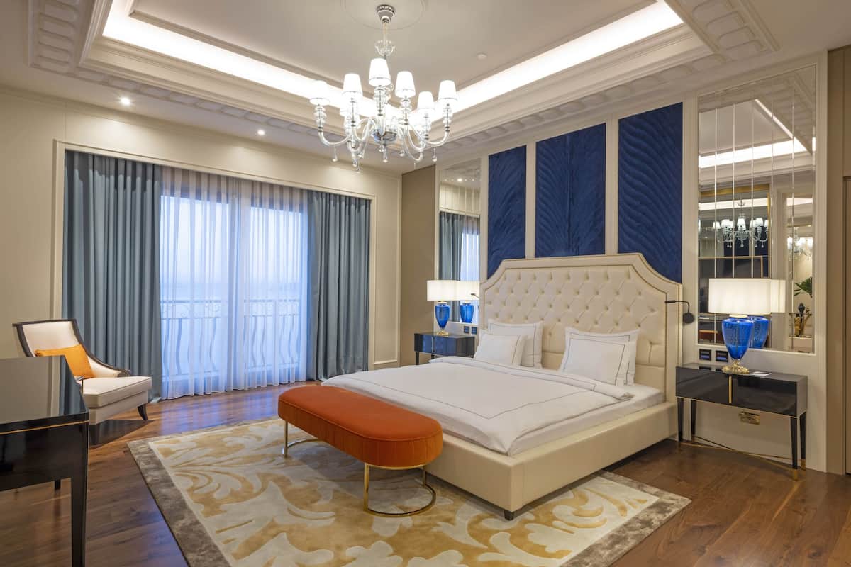 King Suite Sea View | 1 bedroom, minibar, in-room safe, laptop workspace