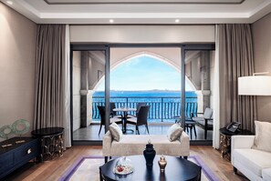 Executive suite, uitzicht op zee | 1 slaapkamer, een minibar, een kluis op de kamer, een laptopwerkplek