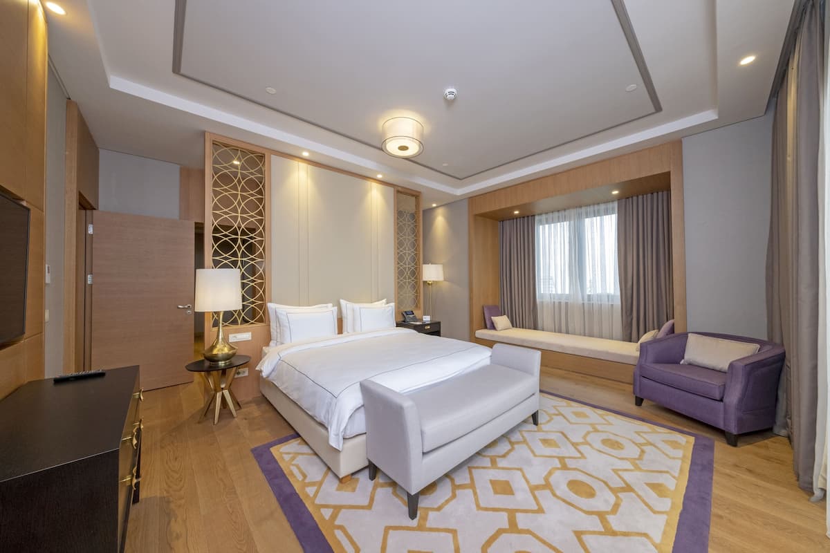 Executive Suite, Garden View | 1 bedroom, minibar, in-room safe, laptop workspace