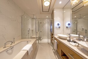 Artículos de tocador de diseñador, secador de pelo, batas, pantuflas