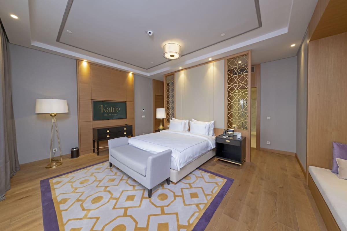 Executive Suite, Sea View | 1 bedroom, minibar, in-room safe, laptop workspace