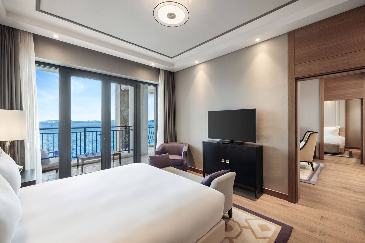 Family Room Sea View | Minibar, in-room safe, laptop workspace, blackout drapes