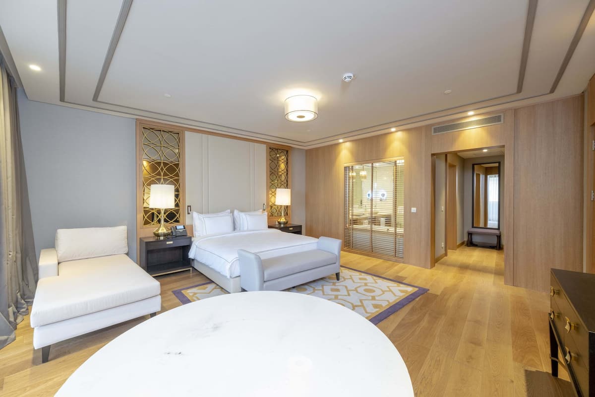 Junior Suite, Sea View | 1 bedroom, minibar, in-room safe, laptop workspace