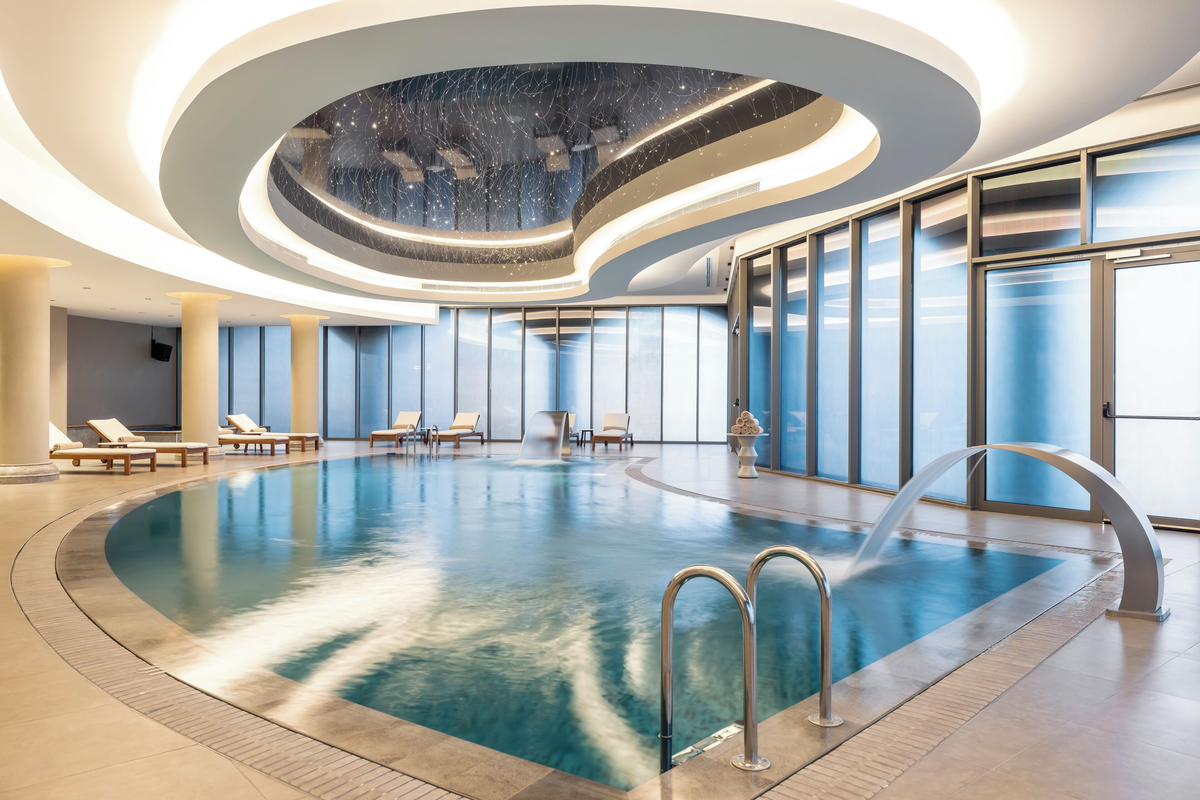 Deluxe Room Wellness Lifestyle | Minibar y caja de seguridad en la habitación 