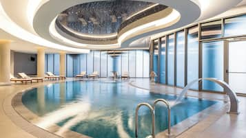 Deluxe Room Wellness Lifestyle | Minibar y caja de seguridad en la habitación