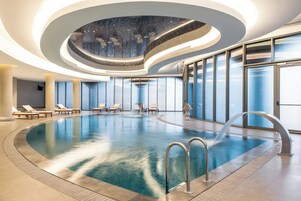 Deluxe Room Wellness Lifestyle | 迷你吧、客房内保险箱、笔记本电脑工作区、遮光窗帘