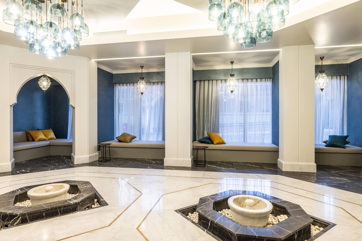 Minibar, in-room safe, laptop workspace, blackout drapes