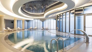 Innenpool, geöffnet von 08:00 Uhr bis 19:00 Uhr, Liegestühle