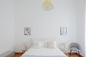 2 habitaciones, tabla de planchar con plancha y cuna de viaje 