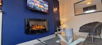 2-bed Home - Sleeps 4, Parking & Garden