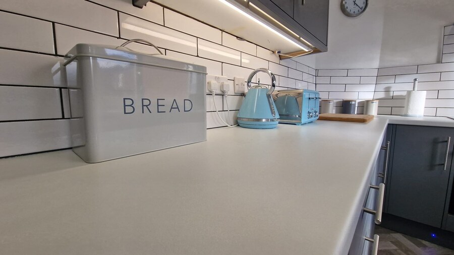 2-bed Home - Sleeps 4, Parking & Garden