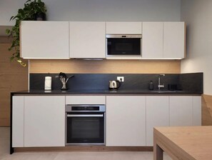 Een koelkast, een microgolfoven, een oven, een kookplaat