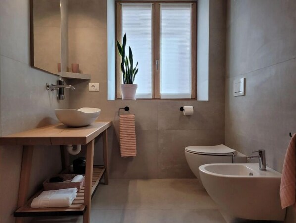 Douche, sĂšche-cheveux, bidet, serviettes fournies