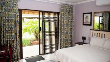 Con stile personalizzato, una scrivania, postazione laptop