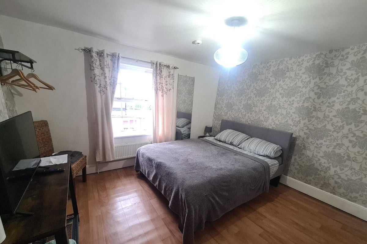 Une chambre à coucher avec un lit, un bureau et une chaise.