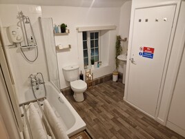 Bañera con ducha, artículos de tocador gratuitos, secador de pelo