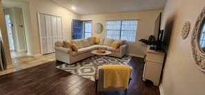 Smart TV, books - Charming 2 Bedroom, 2 bathroom home located near beaches in Seminole Florida! (Seminole)