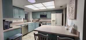 Fridge, microwave, oven, stovetop - Charming 2 Bedroom, 2 bathroom home located near beaches in Seminole Florida! (Seminole)