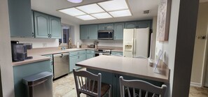 Fridge, microwave, oven, stovetop - Charming 2 Bedroom, 2 bathroom home located near beaches in Seminole Florida! (Seminole)