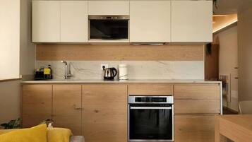 Kühlschrank, Ofen, Herdplatte, Kochgeschirr/Geschirr/Besteck