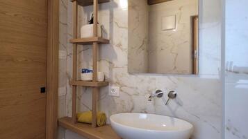 Dusche, Haartrockner, Bidet, Handtücher