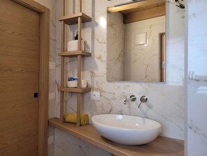 Regadera, secadora de cabello, bidet, toallas 