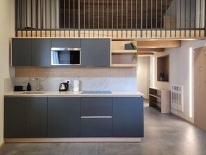 Kühlschrank, Mikrowelle, Ofen, Herdplatte