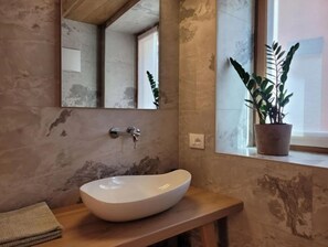 Dusche, Haartrockner, Bidet, Handtücher
