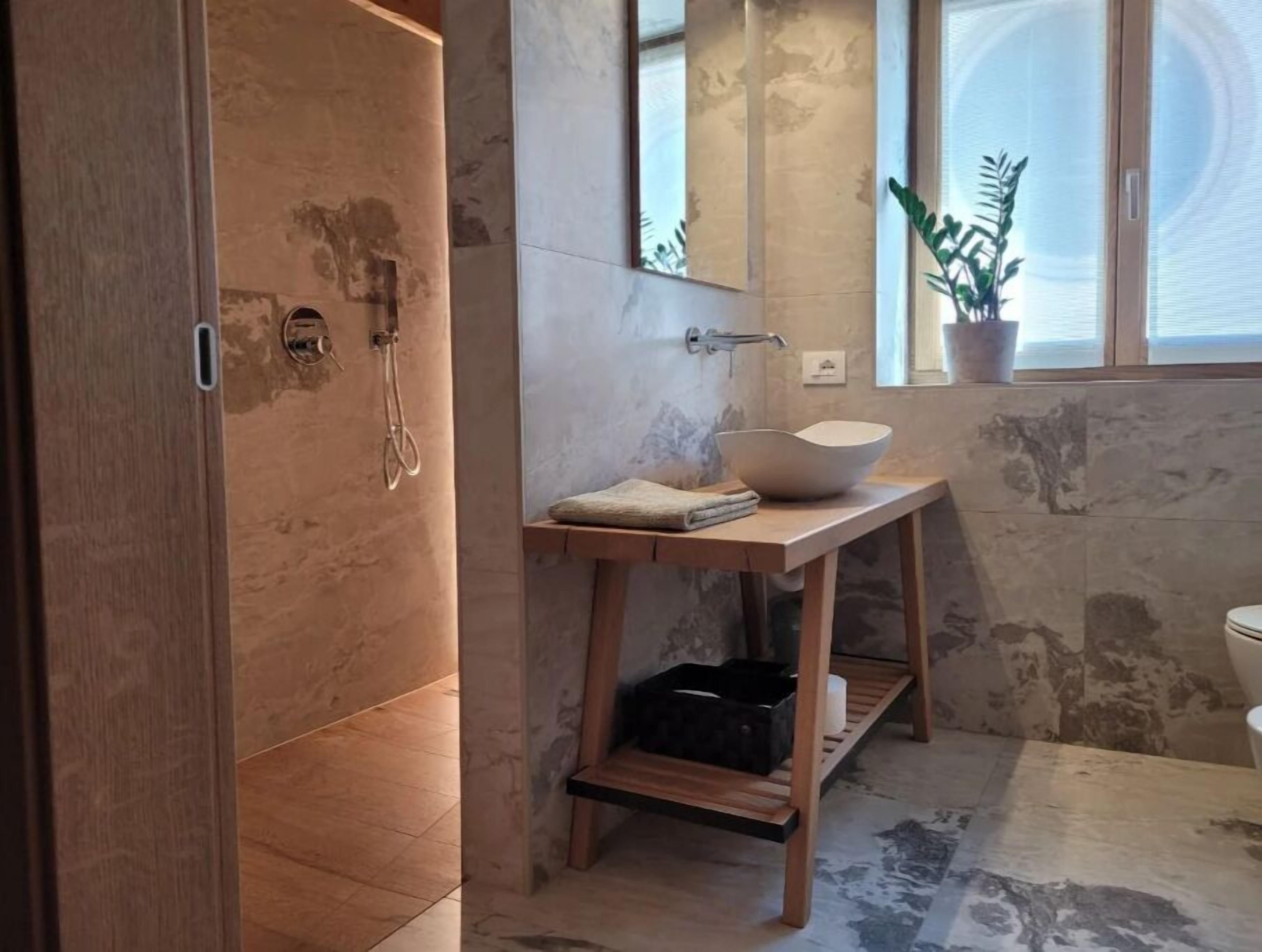 Dusche, Haartrockner, Bidet, Handtücher