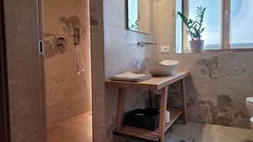 Dusche, Haartrockner, Bidet, Handtücher