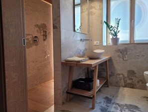 Een douche, een haardroger, een bidet, handdoeken